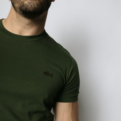 REMERA LACOSTE CUELLO REDONDO PARIS VERDE MUSGO
