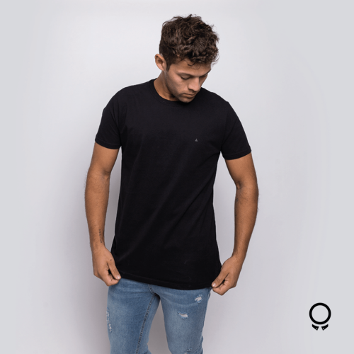 REMERA LIBERATO BASICS REGULAR FIT NEGRO LOGO AL TONO