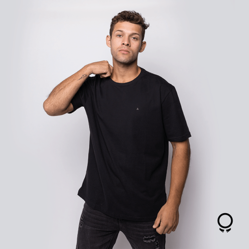 REMERA LIBERATO BASICS OVERSIZE NEGRA RELIEVE AL TONO