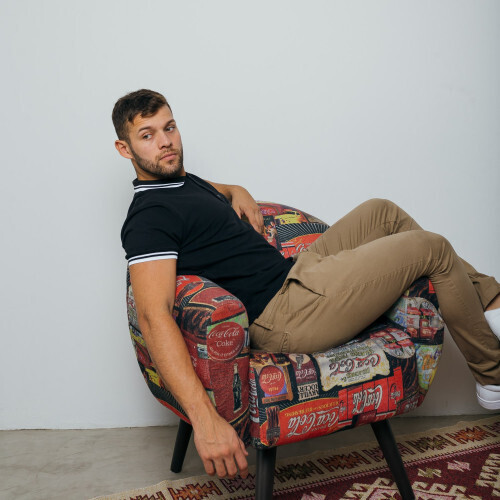 REMERA POLO LIBERATO BASICS NEGRA DETALLE ANCHO BLANCO