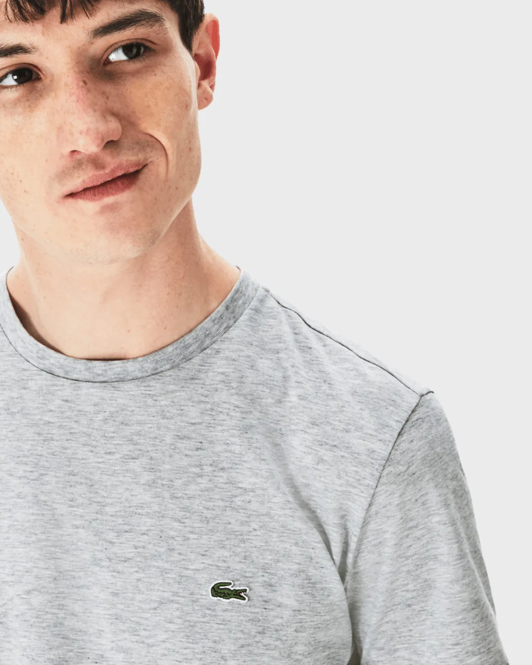 REMERA CUELLO REDONDO LACOSTE GRIS